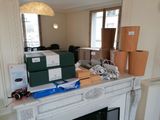 une cheminée surmontée de boîtes, dans un salon