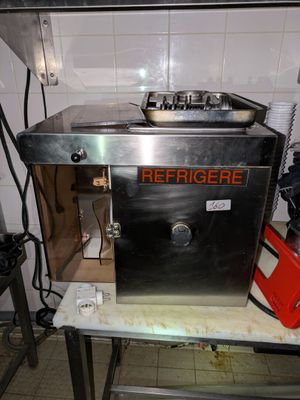 une photo d'un appareil réfrigérant dans une cuisine