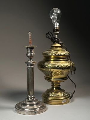 une lampe posée à côté d'une autre lampe sur une table