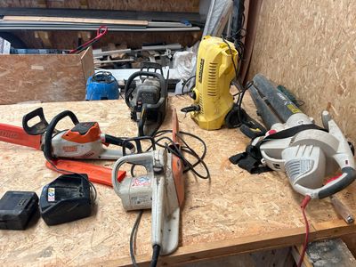 de nombreux outils sur un établi dans un garage