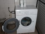 un lave-linge et un sèche-linge dans une petite pièce