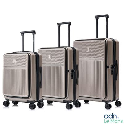 trois bagages empilés les uns sur les autres, montés sur roulettes