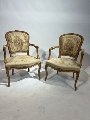 Paire de fauteuils cabriolet de style Louis XV, garniture de…