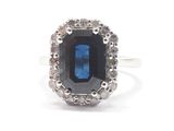 une image d'une bague en saphir bleu et diamant sur fond blanc