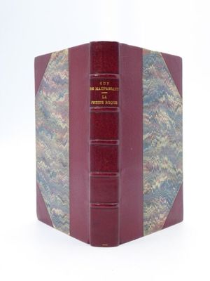 un livre rouge avec une couverture rouge