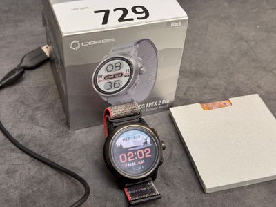 une montre posée sur une table à côté d'une boîte