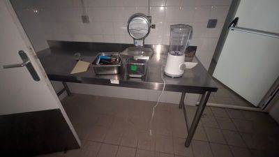un plan de travail sur lequel est posé un mixeur