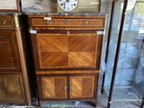 un meuble en bois surmonté d'une horloge