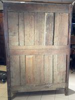 Armoire en noyer mouluré de réserves ouvrant à deux vantaux … (photo 6)
