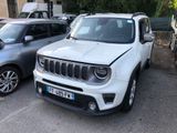 une jeep blanche garée à côté d'une voiture argentée sur un parking