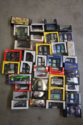 Ensemble de 67 véhicules de taille réduite, certains dans le… - Photo 1