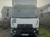un camion blanc garé sur le bord de la route