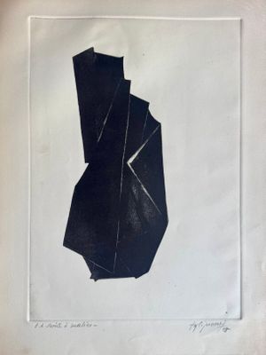une photo d'une image en noir et blanc représentant un objet noir