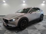 La Mazda CX-HR est garée sur un sol à damier