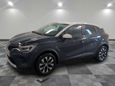 une voiture grise est garée dans une pièce au sol à carreaux