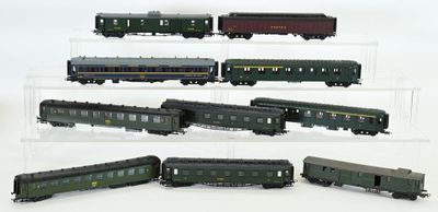 un grand nombre de trains miniatures posés sur une table