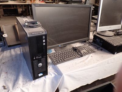 deux écrans d'ordinateur et un clavier posés sur une table
