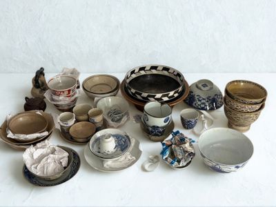de nombreux types de bols et de tasses sur la table
