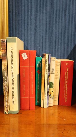 Lot de livres sur l’horlogerie, mobilier, poinçons, minéraux et d...