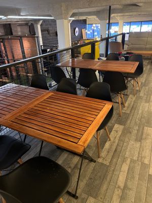 SUR DÉSIGNATION 4 tables pliantes et 12 chaises plastique mo…