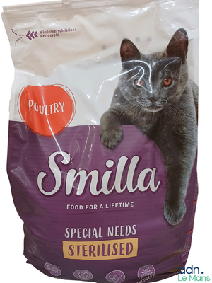 un sac de croquettes pour chat sur lequel est allongé un chat