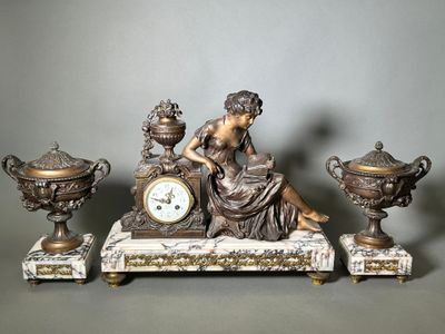 une statue représentant une femme assise sur une table, à côté de trois vases et d'une horloge
