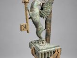 une image représentant une statue d'un oiseau tenant une clé dans son bec