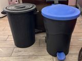 deux poubelles posées l'une à côté de l'autre sur le sol