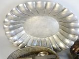 une assiette en argent, avec une cuillère et un repose-cuillère à côté