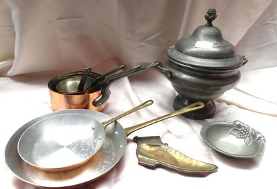 de nombreux objets en argent et en or posés sur une table