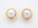 une paire de boucles d'oreilles en perles et or