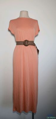 une photo d'une robe avec une ceinture, portée par un mannequin