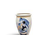 un vase blanc orné d'un motif bleu et jaune
