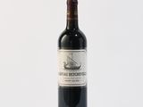 une bouteille de vin posée sur une table