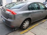 une voiture garée au bord de la rue