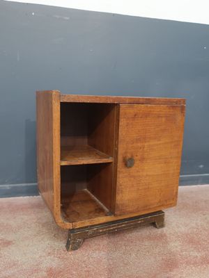 un petit meuble en bois surmonté d'une étagère