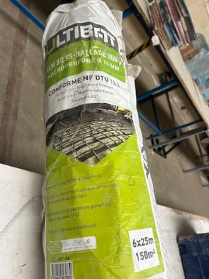 un sac de ciment posé sur une table