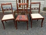 quatre chaises et une table devant un mur blanc