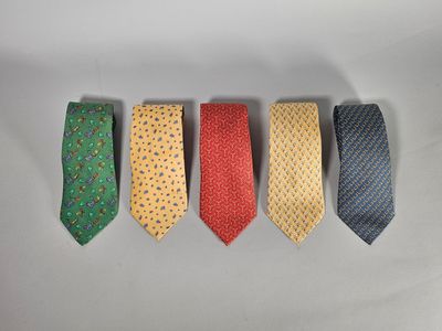 HERMES. Lot de cinq cravates en soie imprimée de poules, nœuds marins, - Photo 1