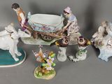 de nombreuses figurines posées sur une table
