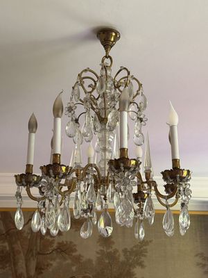 un lustre suspendu au plafond d'une pièce