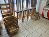trois chaises et une table dans une petite pièce