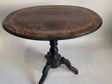 image d'une table avec un plateau en bois sur fond blanc