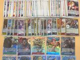 Une grande collection de cartes Pokémon est exposée sur une table.