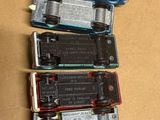 quatre types différents d'appareils électroniques posés sur une table