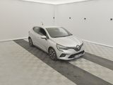 Une voiture blanche est garée dans un garage dont le sol est en damier.