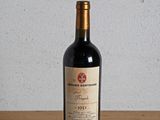 une bouteille de vin rouge posée sur une table en bois