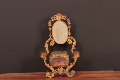 un petit miroir posé sur une table en bois