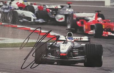 photo dédicacée d'une voiture de course sur un circuit
