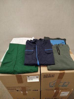 Trois cartons de vêtements pour hommes sont empilés les uns sur les autres
